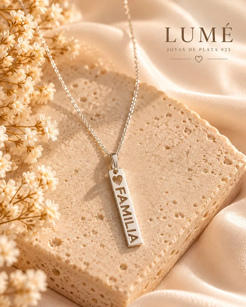 Collar de plata con placa vertical grabada