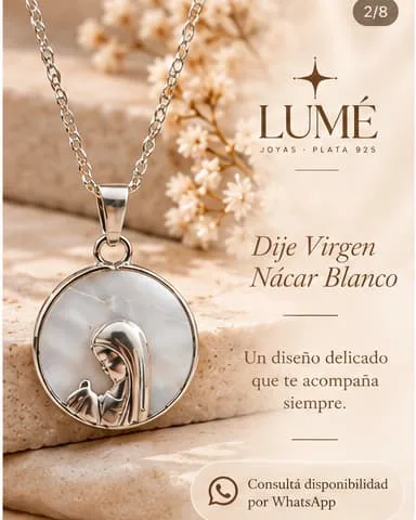 Dije de plata con la Virgen sobre nácar blanco